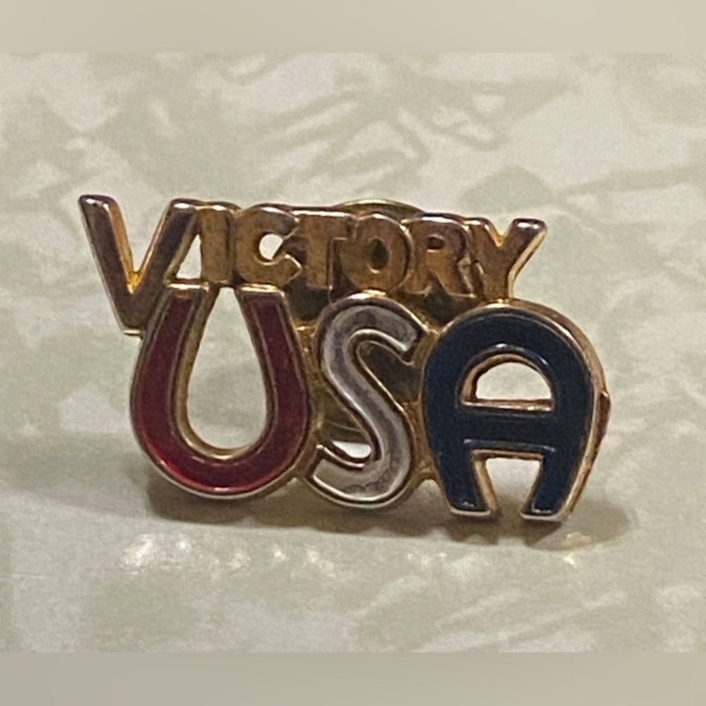 LAST CHANCE 🔥 Vintage Victory USA Costume Enamel Pin #9010